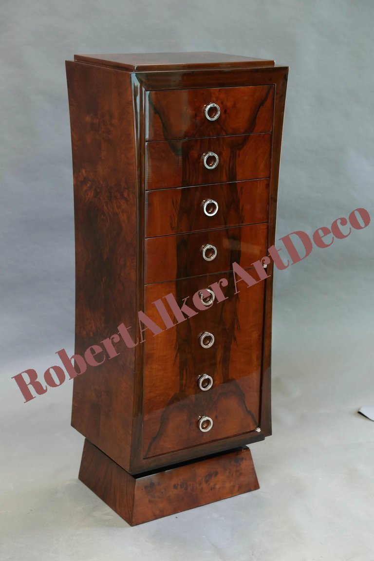 Art Deco Chest of Drawers in Walnut