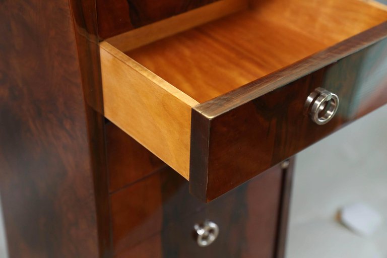 Art Deco Chest of Drawers in Walnut