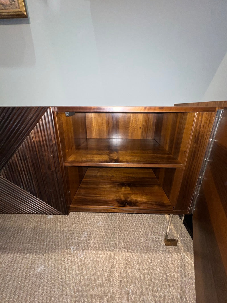 Elegant Mid -Century Sideboard in Walnut