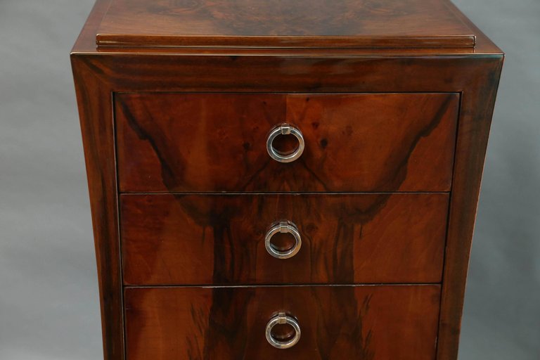 Art Deco Chest of Drawers in Walnut