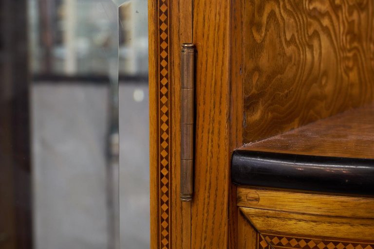 Art Deco French Vitrine in Burl Walnut