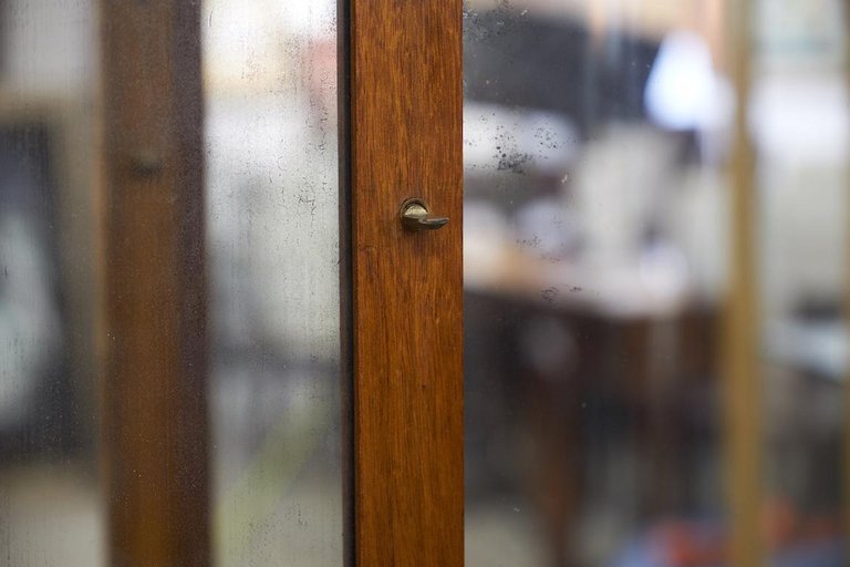 Art Deco French Vitrine in Burl Walnut